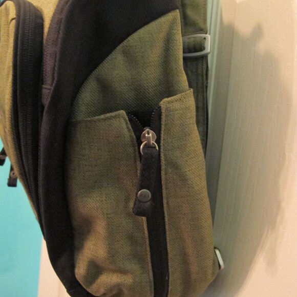 Vintage REI Nikole 9L small daypack convertible sling in Olive - Picture 9 of 9